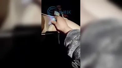 调教姐姐的视频来了，马路上把裤子扒了