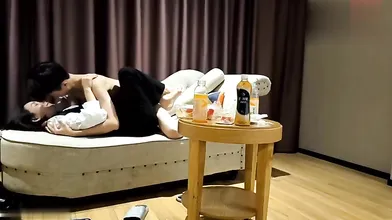 沙發上美臀打樁，絕對蕩婦型