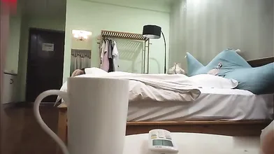 人妻兼職接單，沙發上撫摸調情，操的啊啊大叫