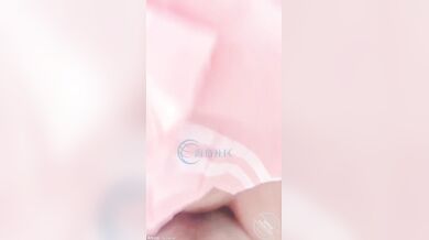 大奶女儿穿JK，叫声真的好听，女上位自己坐的超级用力