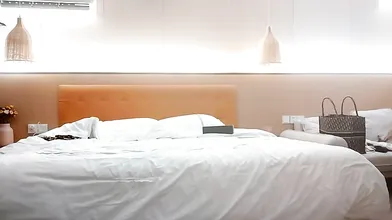 难得极品外围美女，168CM自带豹纹短裙，性感热舞好骚，美腿扛起爆草，操的大奶直晃动