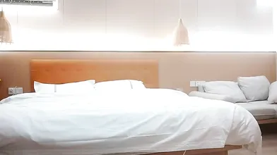 爆乳外围小姐姐扒掉衣服揉搓骚穴骑乘位打桩机连续搞了两炮把骚货搞舒服了