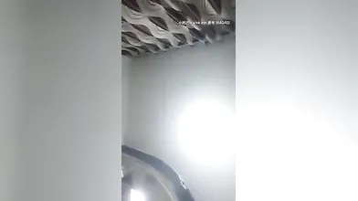 东北小老弟探鸡窝，再操大眼睛老鸡。大姐长得确实风韵犹存大姐说话温柔，口活了得也很配合的自慰真的泄火