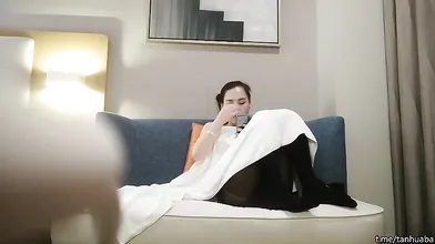 足疗店真实勾搭女技师，没玩尽兴再来一炮，69姿势吸吮舔屌，张开双腿猛怼最后口暴