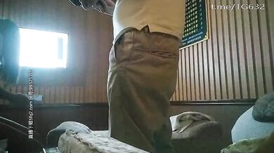 会所按摩被少妇技师撩拨的受不了，加钟约到旁边的KTV，直接在包厢厕所里操起来