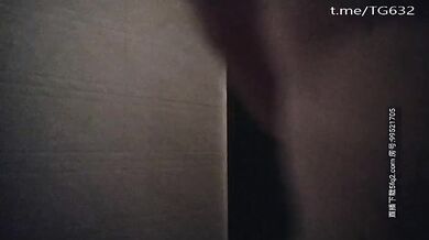 会所按摩被少妇技师撩拨的受不了，加钟约到旁边的KTV，直接在包厢厕所里操起来