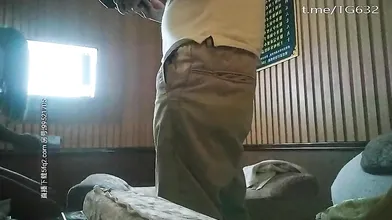 会所按摩被少妇技师撩拨的受不了，加钟约到旁边的KTV，直接在包厢厕所里操起来