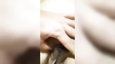 熟女大姐宾馆偷情，大奶子肥屁股，各种姿势被小伙输出，抓着大奶子，操着老逼，舒服的小伙忘却自我。这奶子能呼死人