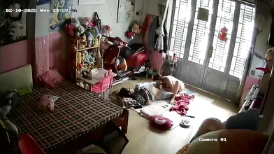 破解家庭网络摄像头偷拍性饥渴少妇中午撸硬睡觉中老公的鸡巴直接坐上去爽