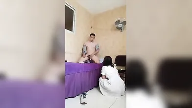 外卖小哥出门扶贫：遇到超绝的服务，遇到小姐喜欢我，直接口着我鸡舔，骚起来不是人