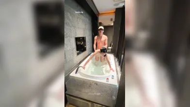 外站大神約啪】，極品巨乳小嫩妹從浴缸裏幹到洗澡間，女主清純白嫩，完美露臉，最佳的床上伴侶