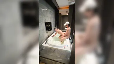 外站大神約啪】，極品巨乳小嫩妹從浴缸裏幹到洗澡間，女主清純白嫩，完美露臉，最佳的床上伴侶