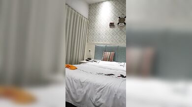 钟爱熟女扫街大神路少，约到熟女富婆，一改往日街边店的疯狂，略显羞涩。脱掉衣服，为富婆舔逼，在哪也喜欢舔，独爱老鸡逼。两人69互舔，把富婆压在身下猛烈输出，饥渴少妇大声呻吟