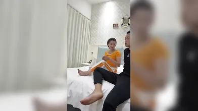 钟爱熟女扫街大神路少，约到熟女富婆，一改往日街边店的疯狂，略显羞涩。脱掉衣服，为富婆舔逼，在哪也喜欢舔，独爱老鸡逼。两人69互舔，把富婆压在身下猛烈输出，饥渴少妇大声呻吟