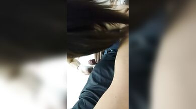 爱蹭逼的眼镜老王探访街边按摩店，掰开小少妇的豹纹内裤，怼逼硬蹭，老王想无套插进去，少妇不让，只能戴套