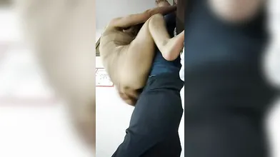 爱蹭逼的眼镜老王探访街边按摩店，掰开小少妇的豹纹内裤，怼逼硬蹭，老王想无套插进去，少妇不让，只能戴套