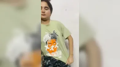 Girl saying (fuddi marwai hai) to bf