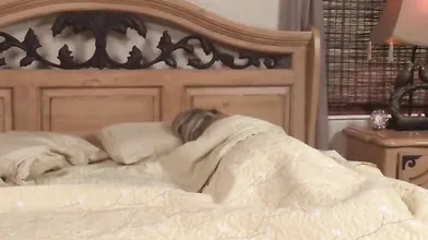 In Der Couch Stecken Und In Ihren Engen Arsch Gefickt (13)