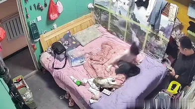 黑客破解家庭网络摄像头偷拍中午吃饱饭夫妻把女儿打法出去玩迫不及待干一炮泄泄火