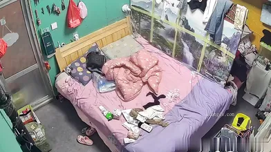 黑客破解家庭网络摄像头偷拍中午吃饱饭夫妻把女儿打法出去玩迫不及待干一炮泄泄火