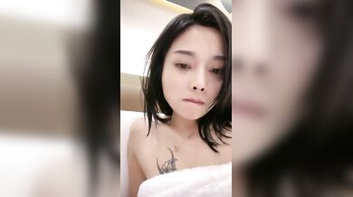 卧槽牛B,雌雄同体小姐姐,兴奋,自己也硬了,让啪友给自己口完再插下面