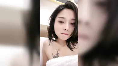 卧槽牛B,雌雄同体小姐姐,兴奋,自己也硬了,让啪友给自己口完再插下面