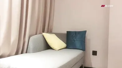 漂亮美女吃雞啪啪 怎麼這么多水 身材高挑大長腿 在沙發被小哥哥操的爽叫連連