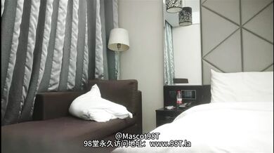 利哥探花-遇到剛毛大奶中途偷拔套幹了幾分後面妹仔受不了