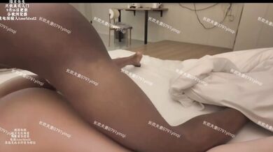 長歡夫妻《第一次大戰黑人單男》又大又粗的肉棒撐滿了老婆的小穴這個視角，老婆疼的受不了啦