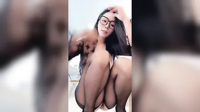 【天真淘氣包】下海福利②，極品呼吸無底洞，高潮翻白眼，俯視角炮機自慰2