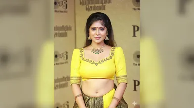 Tamil ponnu Mobile shop showing saree removed boobs press exboyfriend