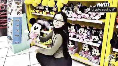 Amberzinha ficou muito grata ao ganhar um brinquedo de pelúcia - melhor XXX!