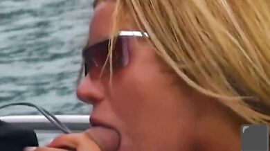 Loira Bronzeada No Barco