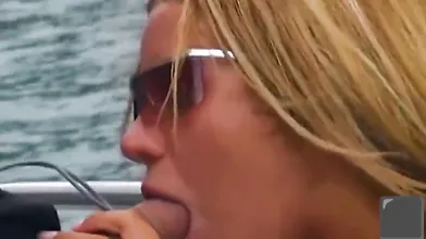 Loira Bronzeada No Barco