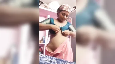Gouthami reddy manthena wearing blouse and showing milky boobs in bedroom video