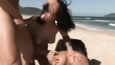 Duas Morenas Num Trio Na Praia