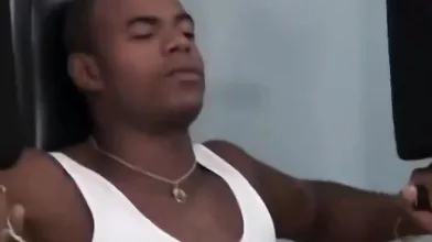 Loira Bronzeada E O Dotado Na Academia