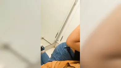 Indian Girl Gives Blowjob In Trial Room
