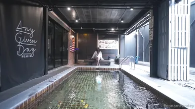 Model Poonam Inserting Finger For Fans - Poonam Pandey