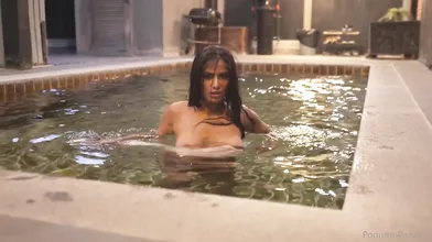 Model Poonam Inserting Finger For Fans - Poonam Pandey