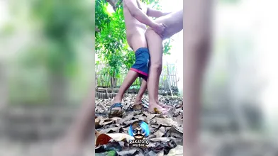 Sensasi Ngentot Istri Tetangga Di Taman Belakang