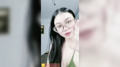 Bokep Indonesia Live Dara Super Tobrut Pamer Body Lingerie Hijau