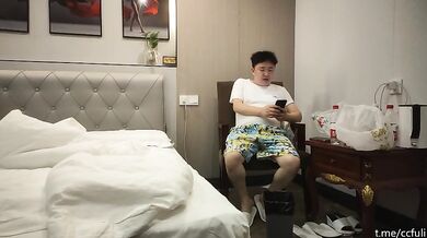 【冈本丶龟田一郎】约操骚熟女，按着头深喉插嘴，猛扣骚逼，骑乘后入轮番操_FFB