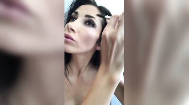 Brunette amateur webcam babe pleases pussy