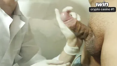 Médica faz boquete especial até o paciente gozar no consultório - o mais quente