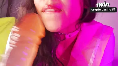 Emprestei o pau enorme do meu colega para minha buceta apertada na aula.