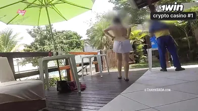 Mulher casada sedutora tem encontro picante com entregador em cena ousada.