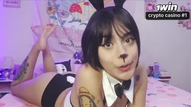 Coelhinha de Halloween pede para você gozar dentro dela em vídeo sensual e provo