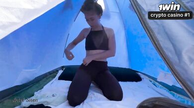 Vlogger famosa relata experiência intensa de sexo em acampamento com gozada surp