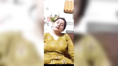 shaved pussy chubby babe fingering